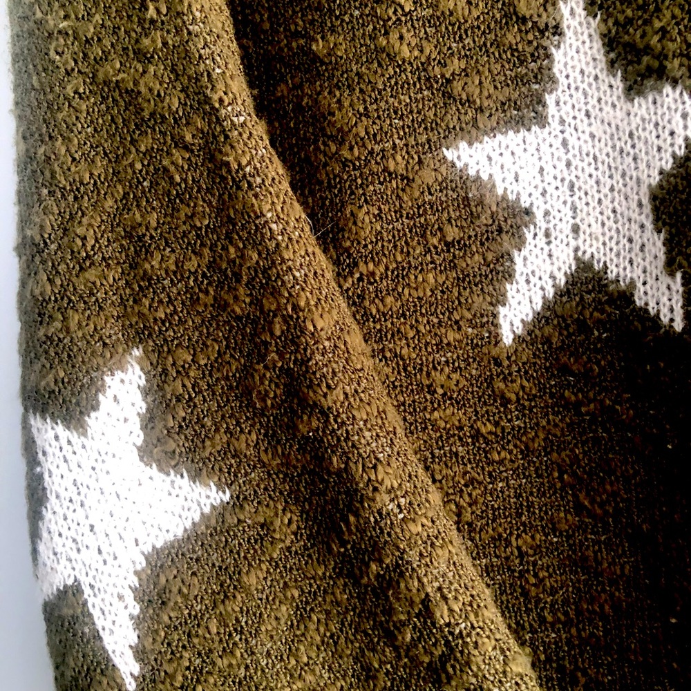 Item & Thread army green star sweater in perfect condition